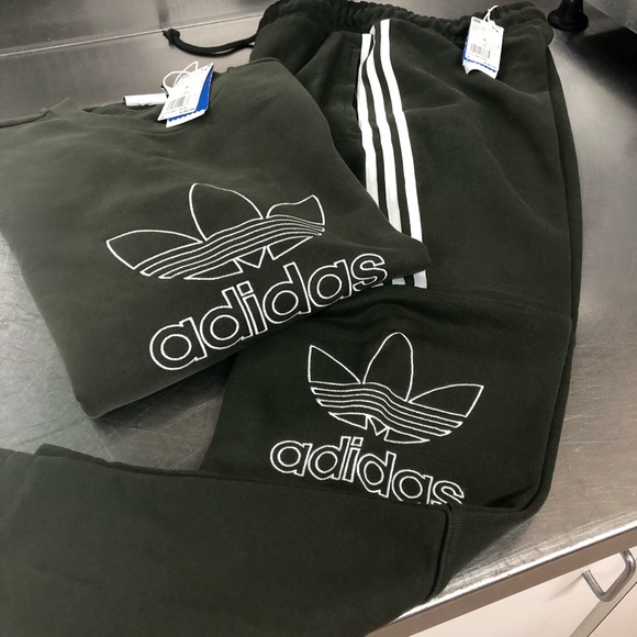 AUTHENTIC ADIDAS OUTFIT SIZE-SMALL MENS